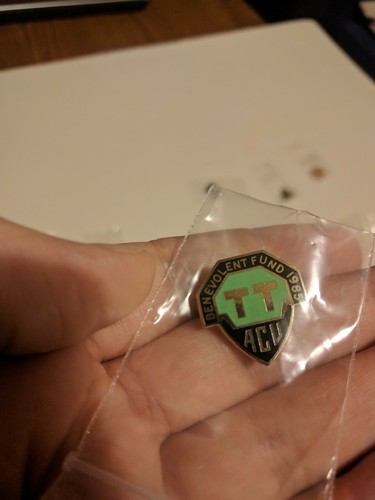 Isle man badge - badge, 1985